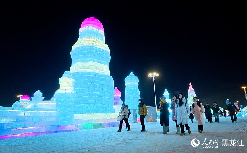 记者探园：哈尔滨冰雪大世界白天夜晚一样美
