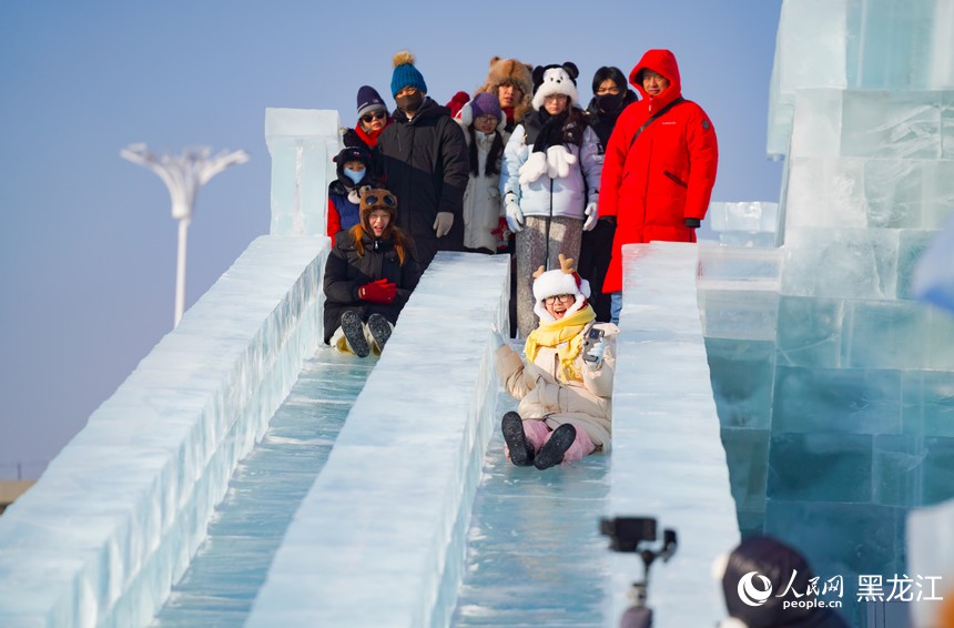 记者探园：哈尔滨冰雪大世界白天夜晚一样美