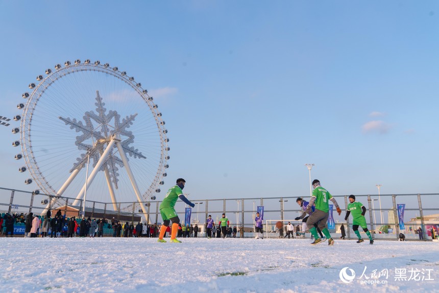 哈尔滨：挑战“冰雪绿茵” “冰超”燃情开踢