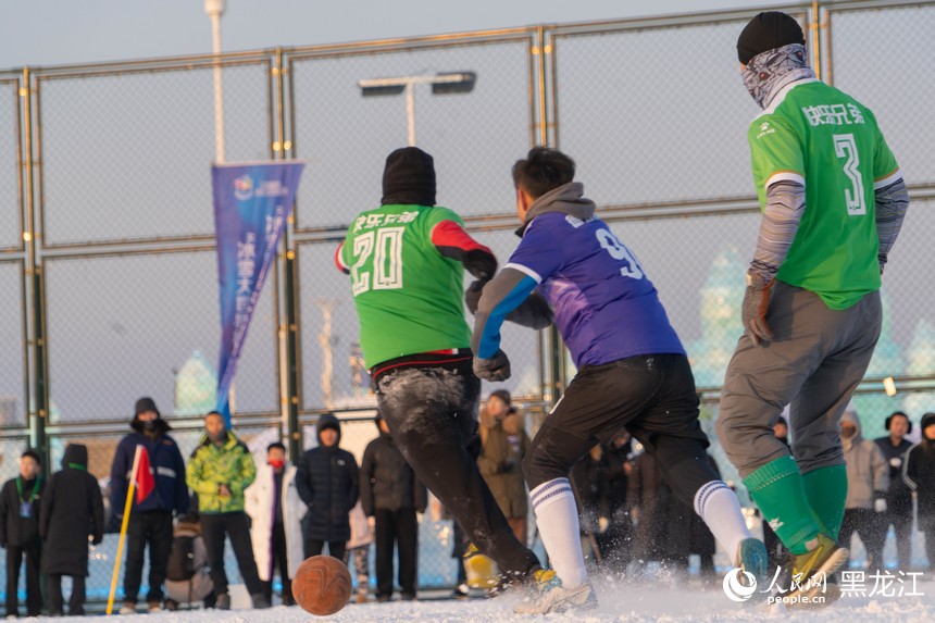 哈尔滨：挑战“冰雪绿茵” “冰超”燃情开踢
