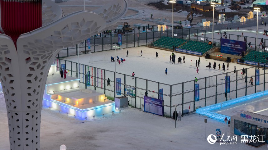 哈尔滨：挑战“冰雪绿茵” “冰超”燃情开踢