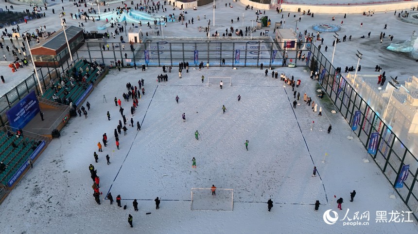 哈尔滨：挑战“冰雪绿茵” “冰超”燃情开踢