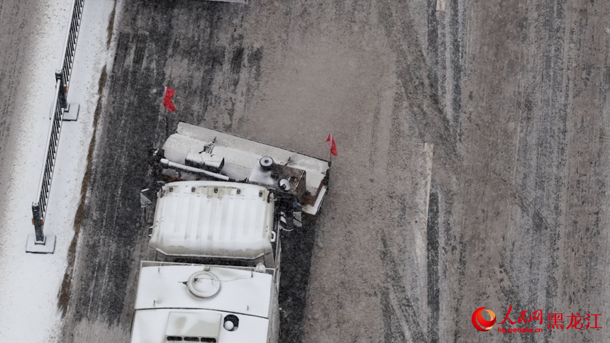 哈尔滨再迎降雪天气 多部门守护冰城“冬日浪漫” 