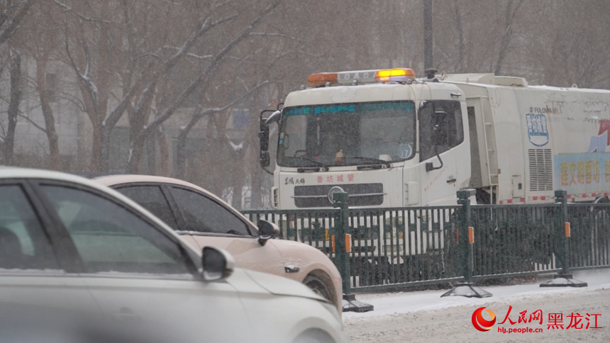 哈尔滨再迎降雪天气 多部门守护冰城“冬日浪漫” 