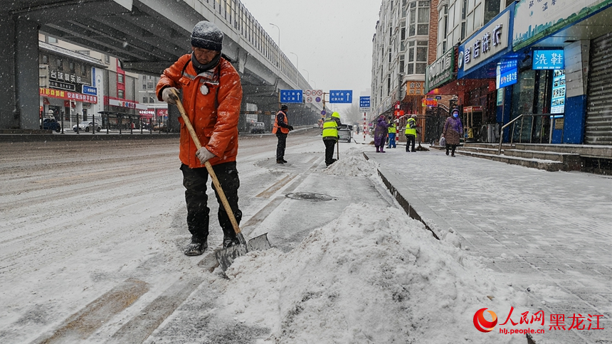 哈尔滨再迎降雪天气 多部门守护冰城“冬日浪漫” 