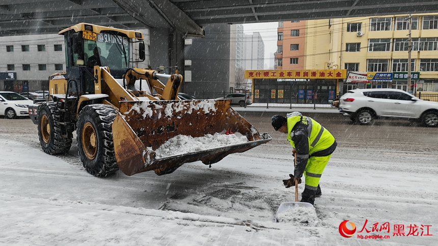 哈尔滨再迎降雪天气 多部门守护冰城“冬日浪漫” 