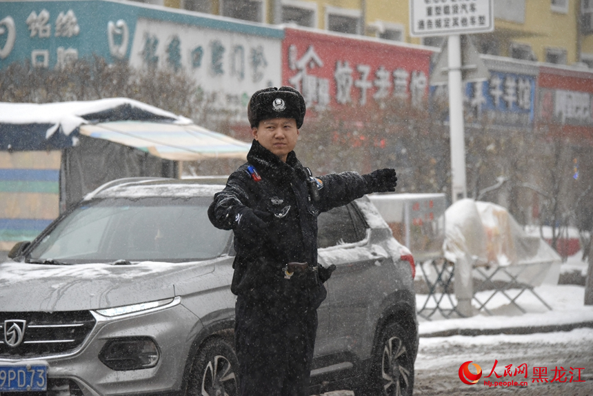 哈尔滨再迎降雪天气 多部门守护冰城“冬日浪漫” 