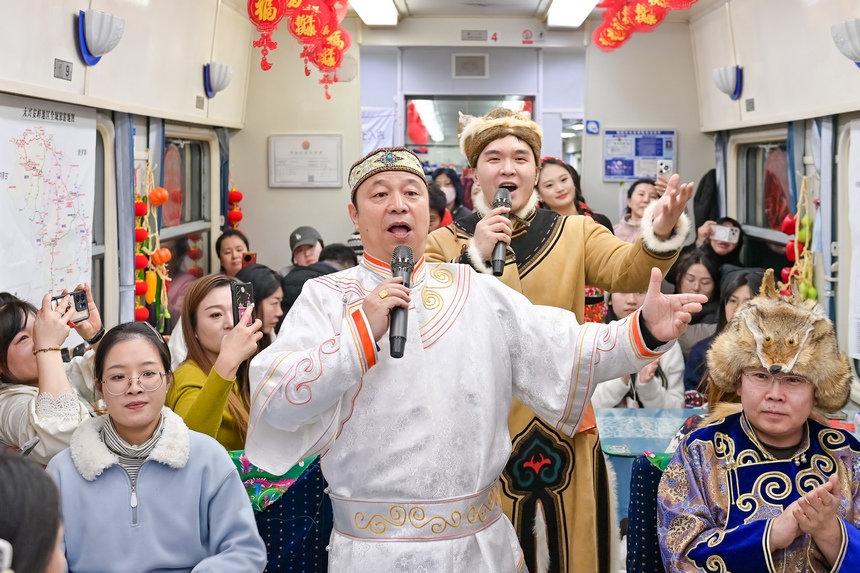 黑龙江开行今冬首趟东北民俗文化主题列车