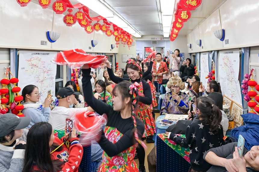 黑龙江开行今冬首趟东北民俗文化主题列车