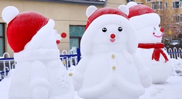 “駿馬”踏雪來 雪人萌出圈