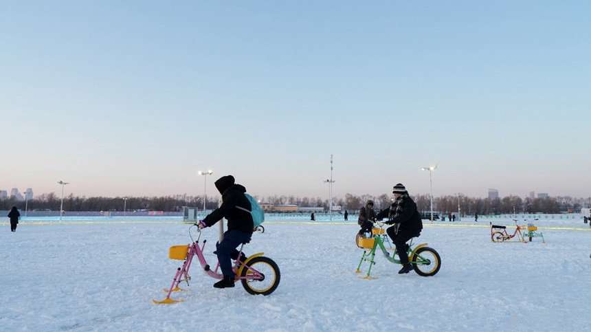冰雪好看更好玩 哈尔滨冰雪大世界开启多种娱乐项目
