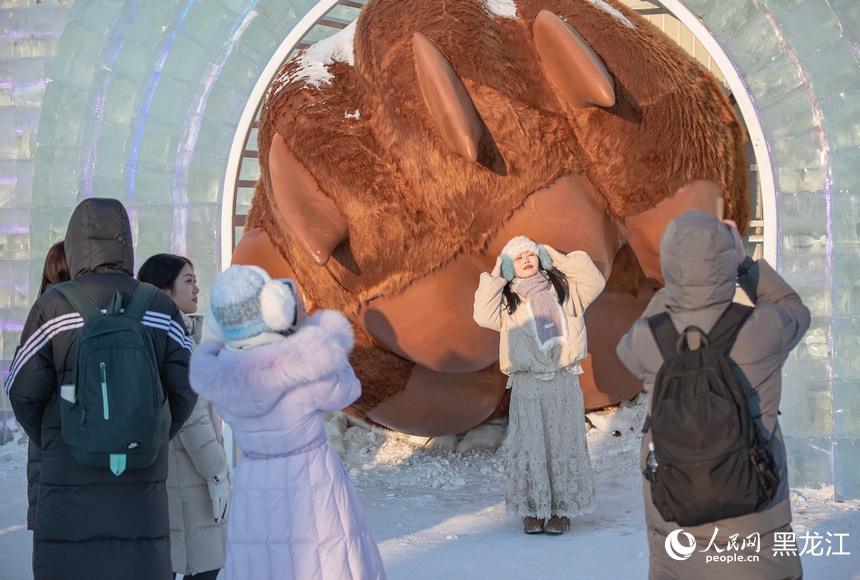 游客在館前打卡拍照。