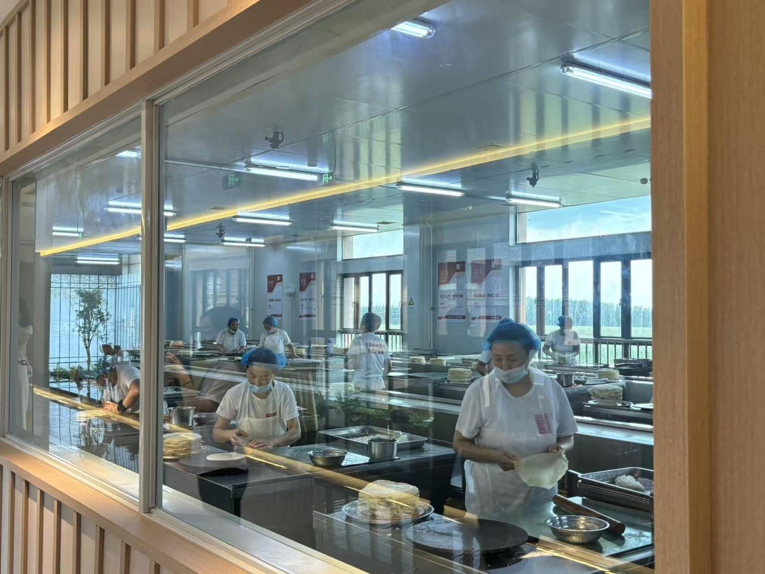 筋饼生产车间。图片由兰西县委宣传部提供