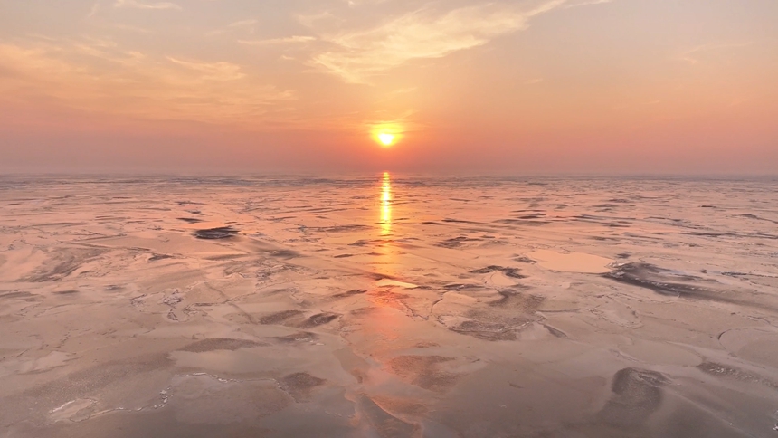 兴凯湖逐渐封冻 现“龙鳞”景观