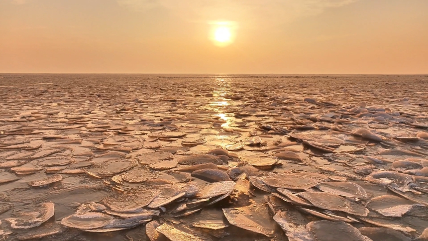 兴凯湖逐渐封冻 现“龙鳞”景观