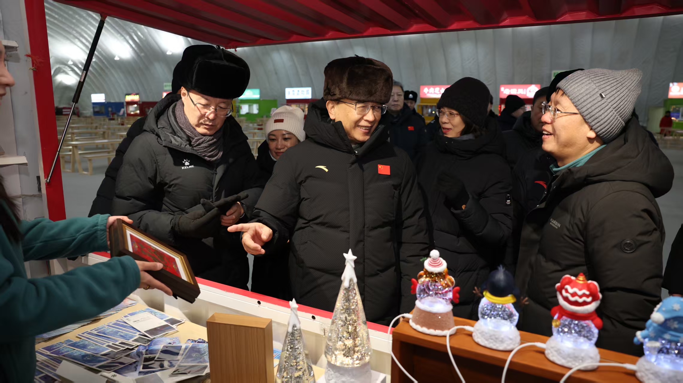 在冰雪大世界，许勤了解园区运营管理情况。