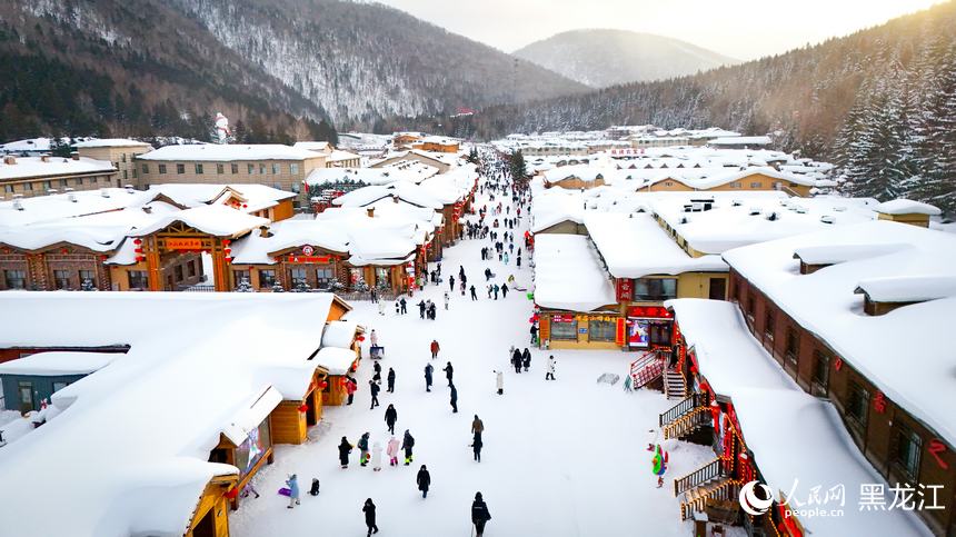 中国雪乡景区让游客感受冬日的独特魅力。人民网记者 苏靖刚摄