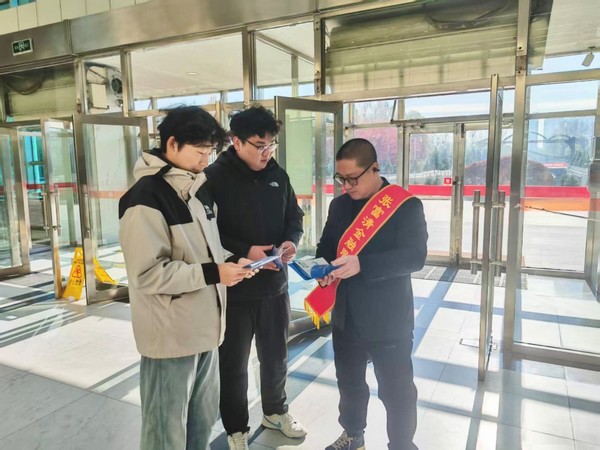 建设银行黑龙江省分行组织“张富清金融服务队”开展反诈宣传。中国建设银行黑龙江省分行供图