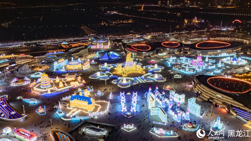 夜幕下的冰雪大世界。人民网记者 徐成龙摄