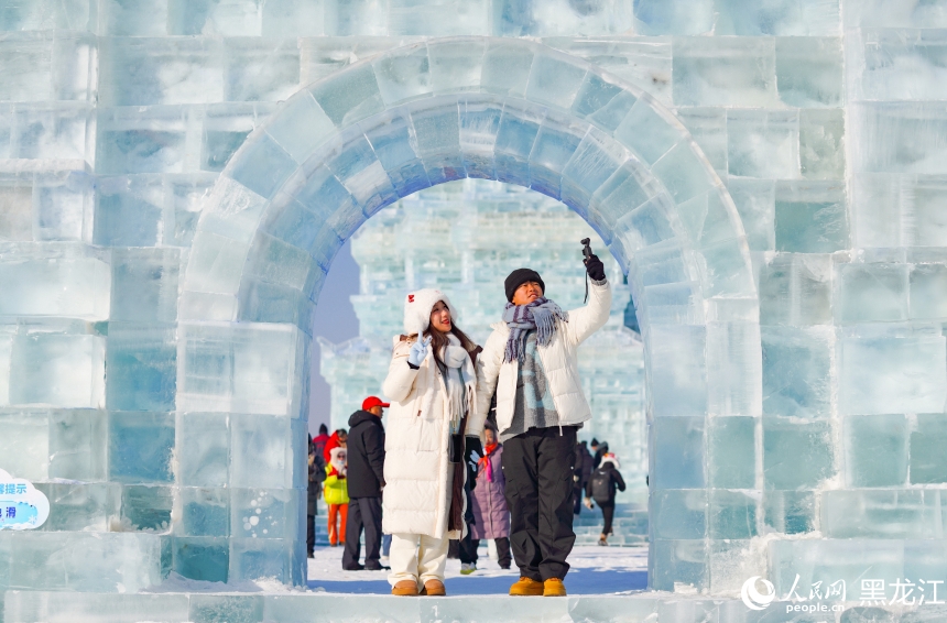游客在冰雪大世界。人民网记者 苏靖刚摄