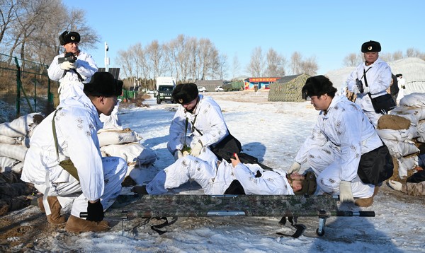 雪地戰地救護演練