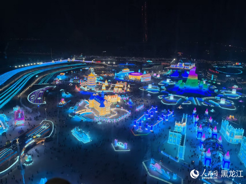 “冰城”冬日限定体验：看冰灯、吃冰棍、玩冰雪