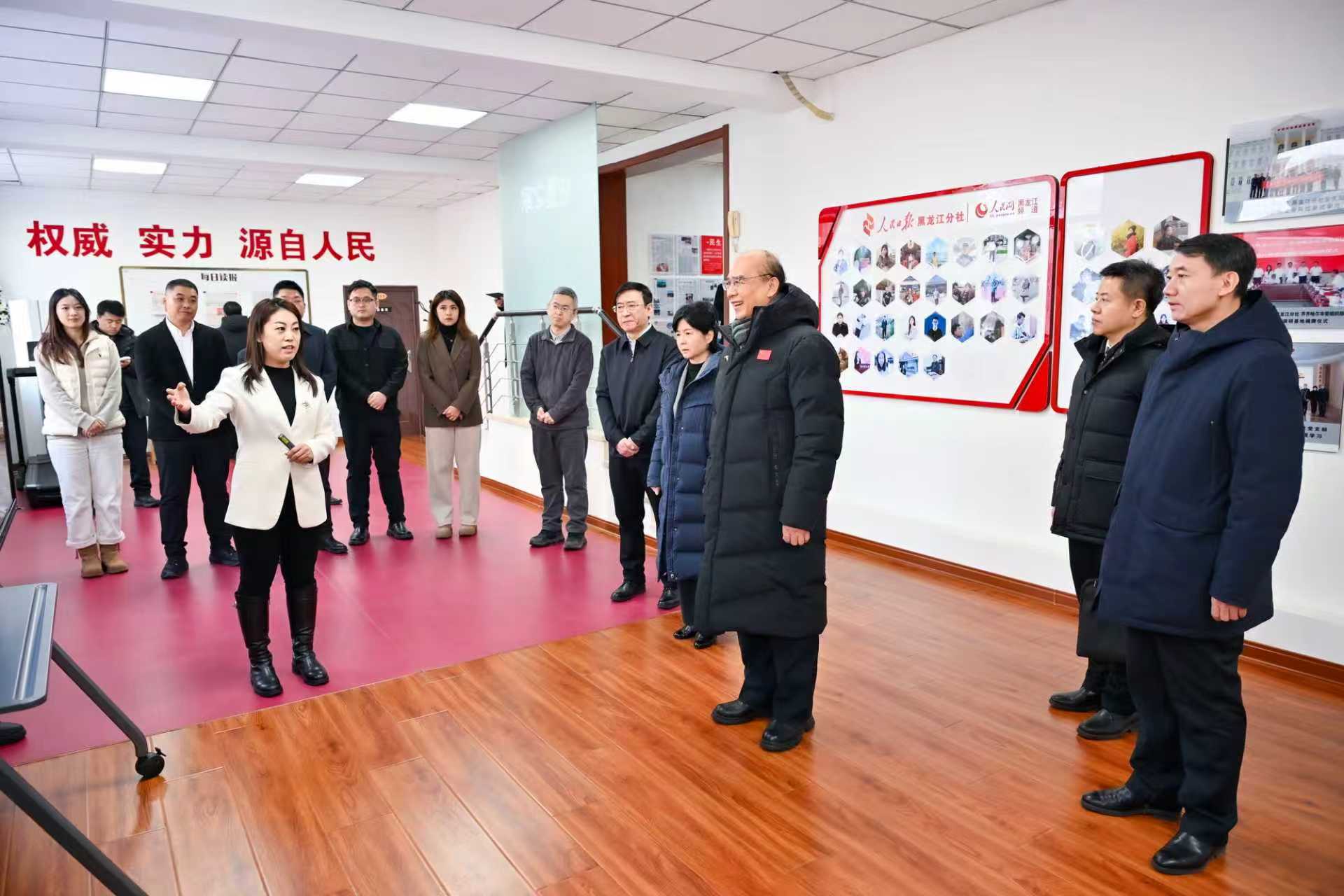 許勤來到人民日報社黑龍江分社，了解分社歷史和人民網發展情況，與編輯記者交流。