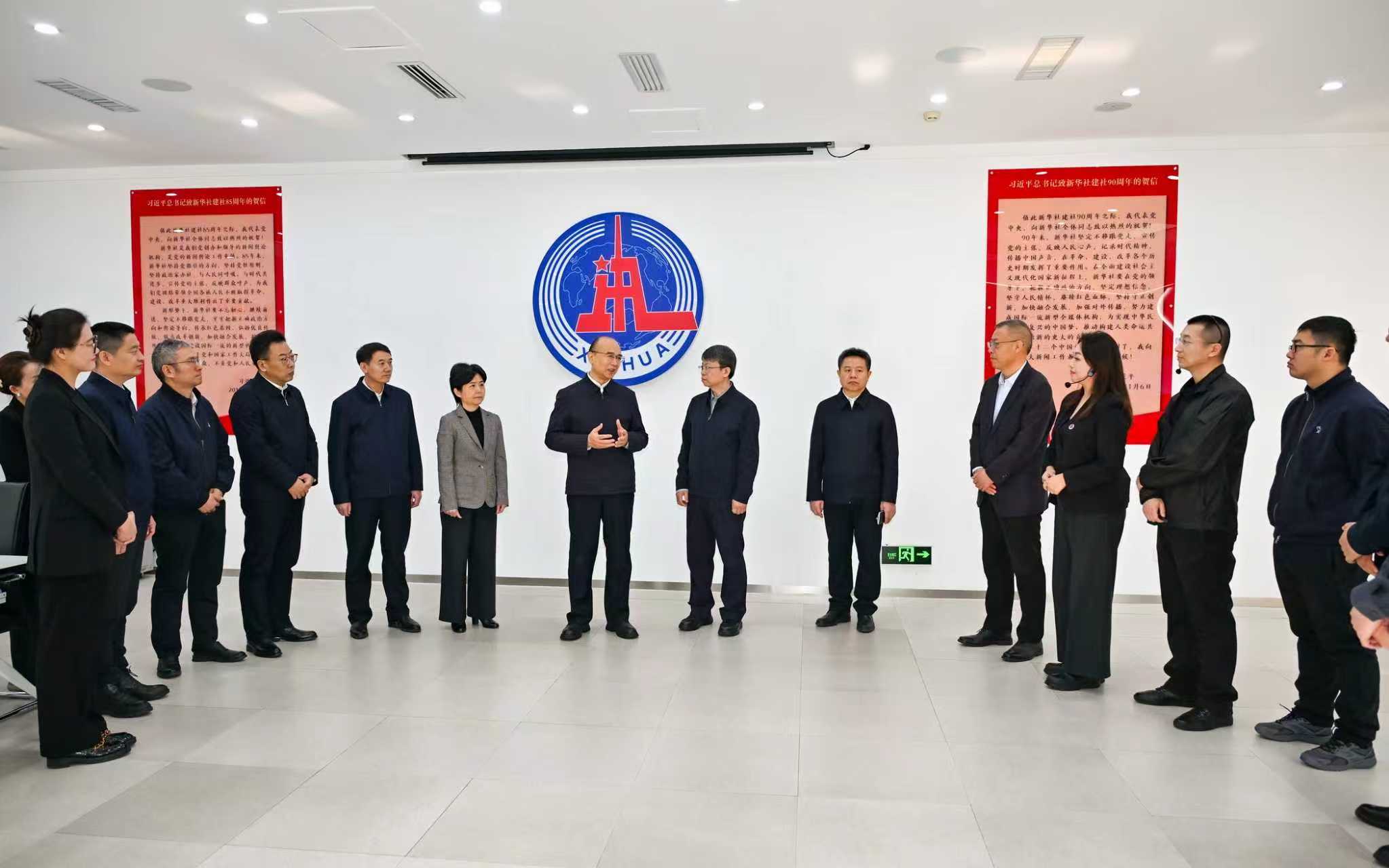 在新華社黑龍江分社，許勤走進“張玥工作室”“星空工作室”，與採編人員交流媒體融合和智庫報道情況。