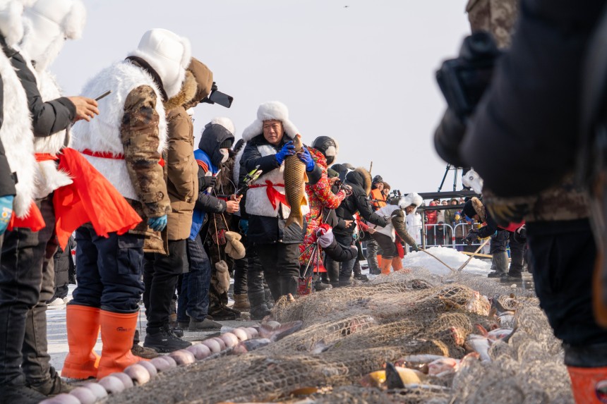 中俄界湖兴凯湖冬捕起网