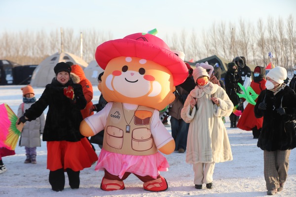 休闲区游客与可爱玩偶开心玩耍。