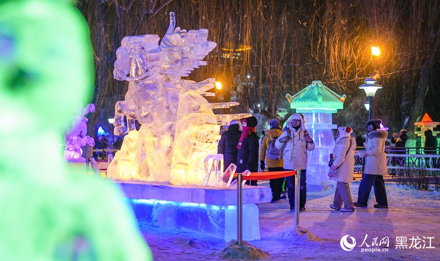 哈尔滨:流光溢彩赏冰灯