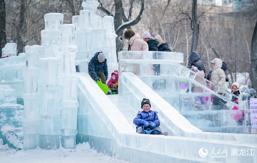 哈尔滨：流光溢彩赏冰灯