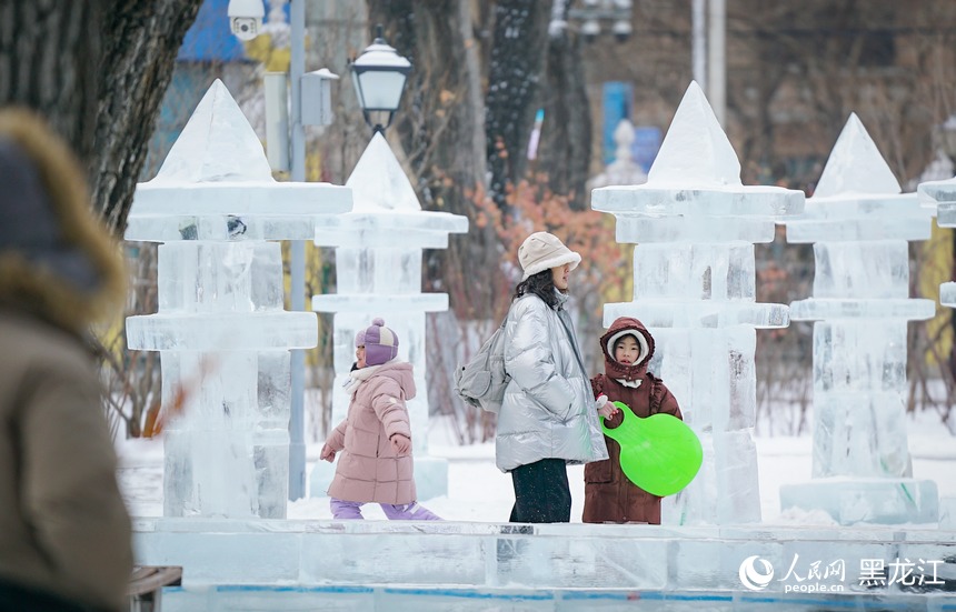 哈尔滨：流光溢彩赏冰灯