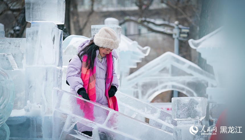 哈尔滨：流光溢彩赏冰灯