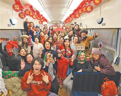 图为列车工作人员与游客在餐车合影留念。 郭晓龙 徐率摄影报道