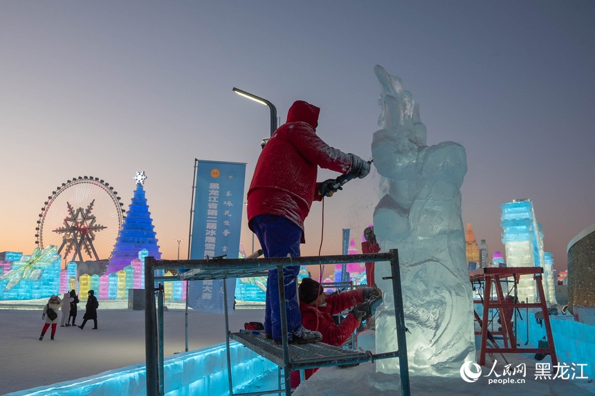 黑龙江：冰琢雪塑展匠心 冰雪技艺竞风采