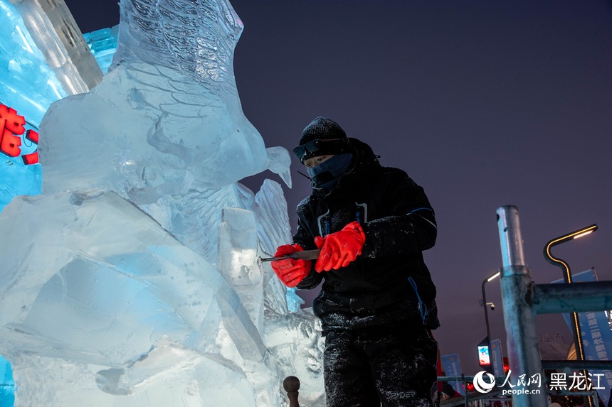 黑龙江：冰琢雪塑展匠心 冰雪技艺竞风采