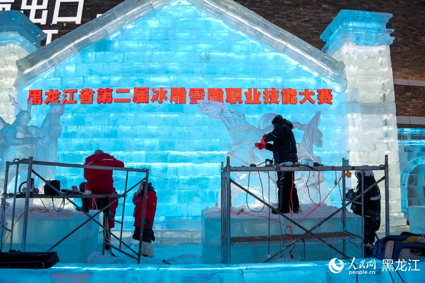 黑龙江：冰琢雪塑展匠心 冰雪技艺竞风采