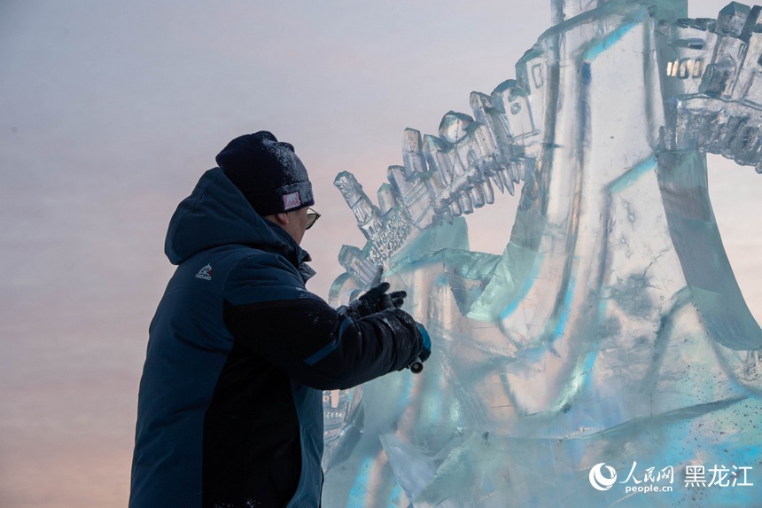 黑龙江：冰琢雪塑展匠心 冰雪技艺竞风采
