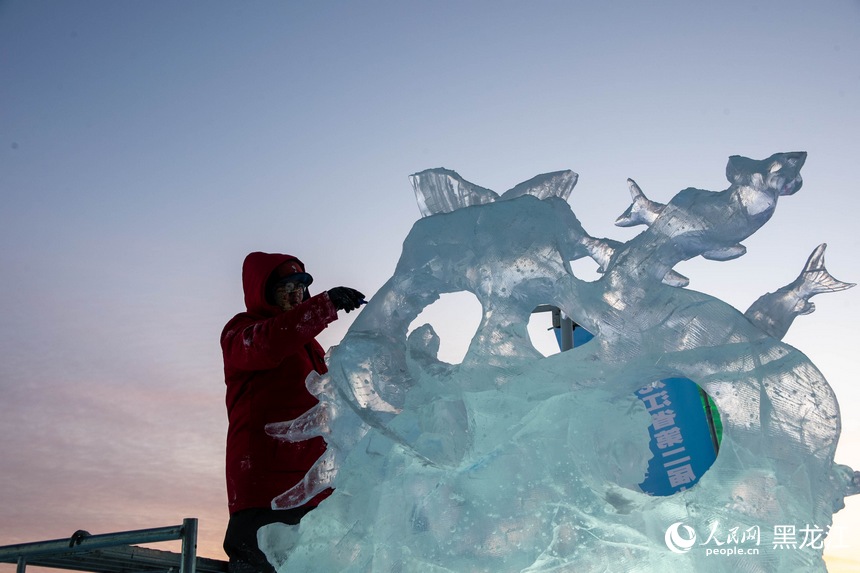 黑龙江：冰琢雪塑展匠心 冰雪技艺竞风采