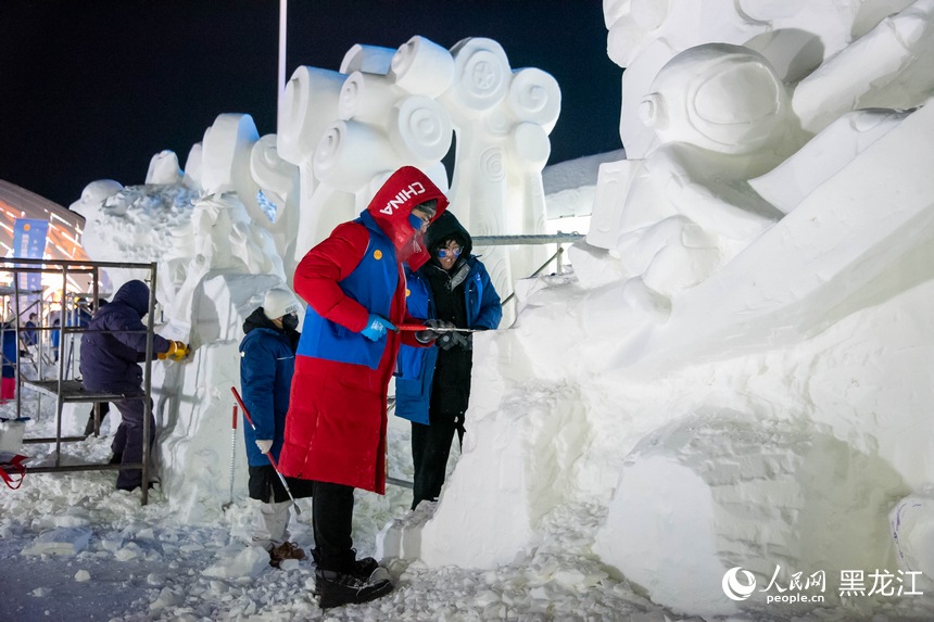 黑龙江：冰琢雪塑展匠心 冰雪技艺竞风采