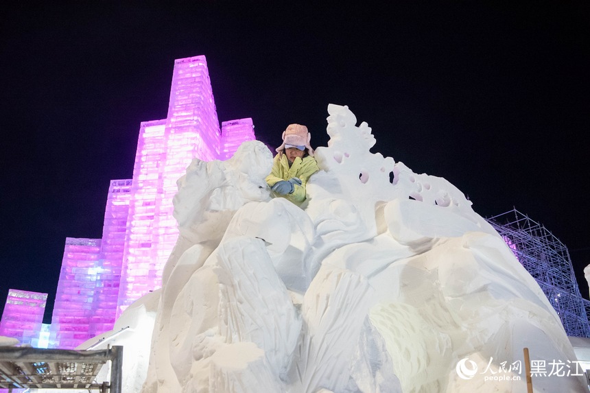 黑龙江：冰琢雪塑展匠心 冰雪技艺竞风采