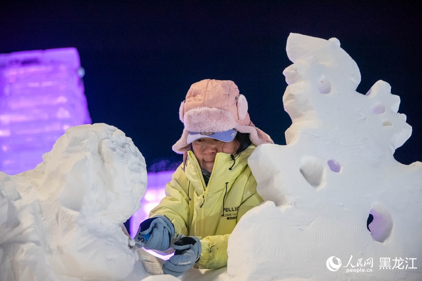 黑龙江：冰琢雪塑展匠心 冰雪技艺竞风采