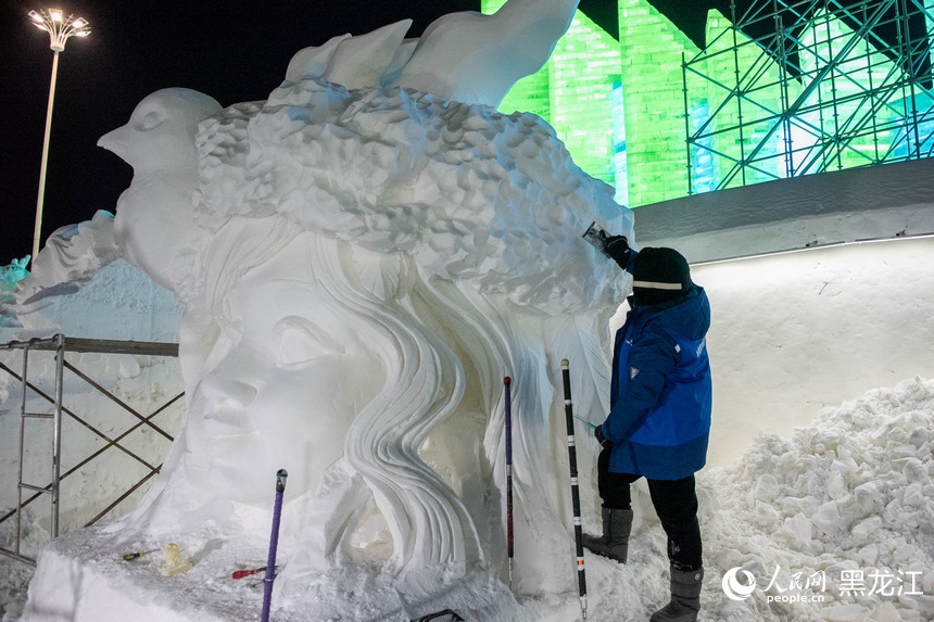 黑龙江：冰琢雪塑展匠心 冰雪技艺竞风采