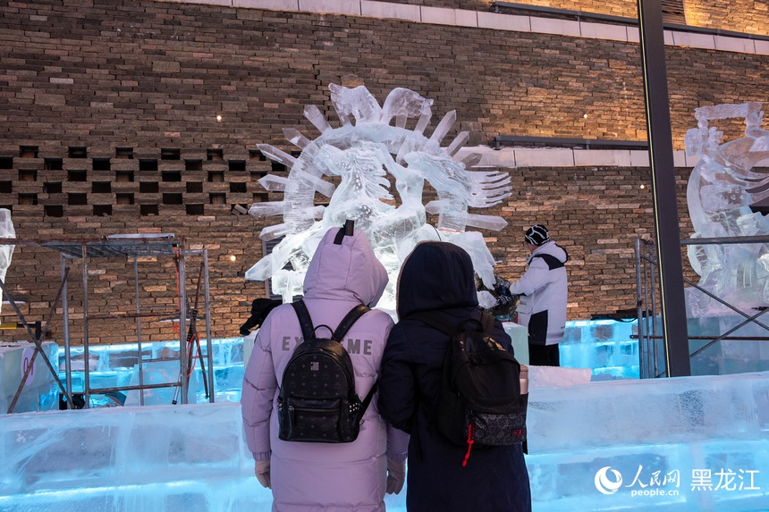 黑龙江：冰琢雪塑展匠心 冰雪技艺竞风采