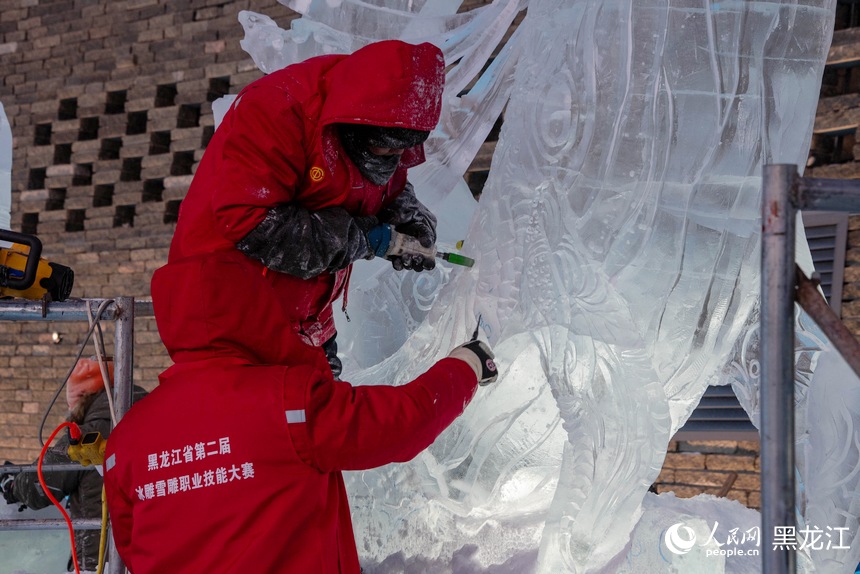 黑龙江：冰琢雪塑展匠心 冰雪技艺竞风采