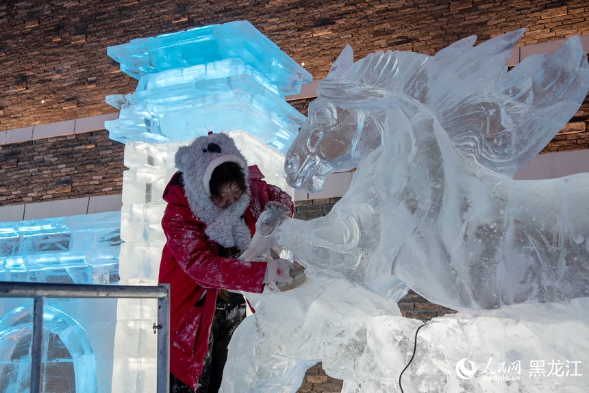 黑龙江：冰琢雪塑展匠心 冰雪技艺竞风采