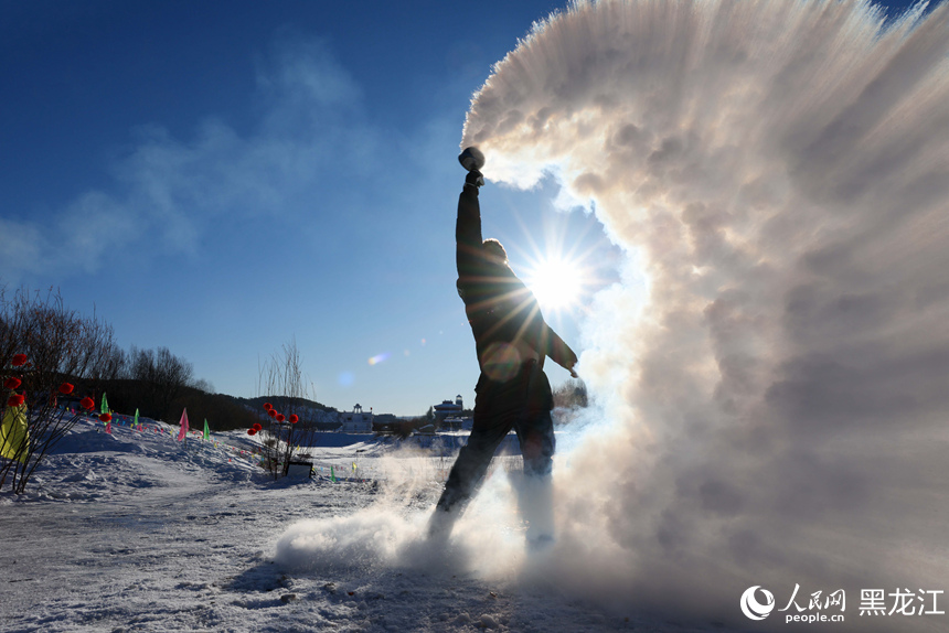 黑龙江漠河：极寒冰雪引客来