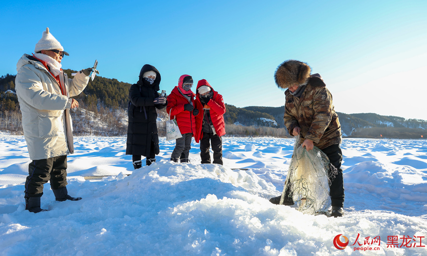 黑龙江漠河：极寒冰雪引客来