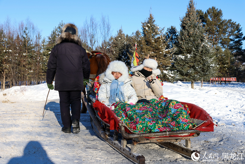 黑龙江漠河：极寒冰雪引客来